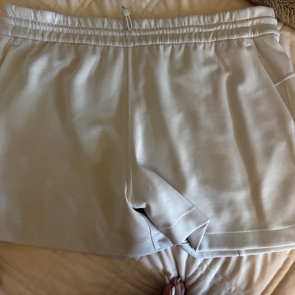 Lululemon Softstreem High Rise shorts 4” light ivory size 14 - Picture 1 of 3